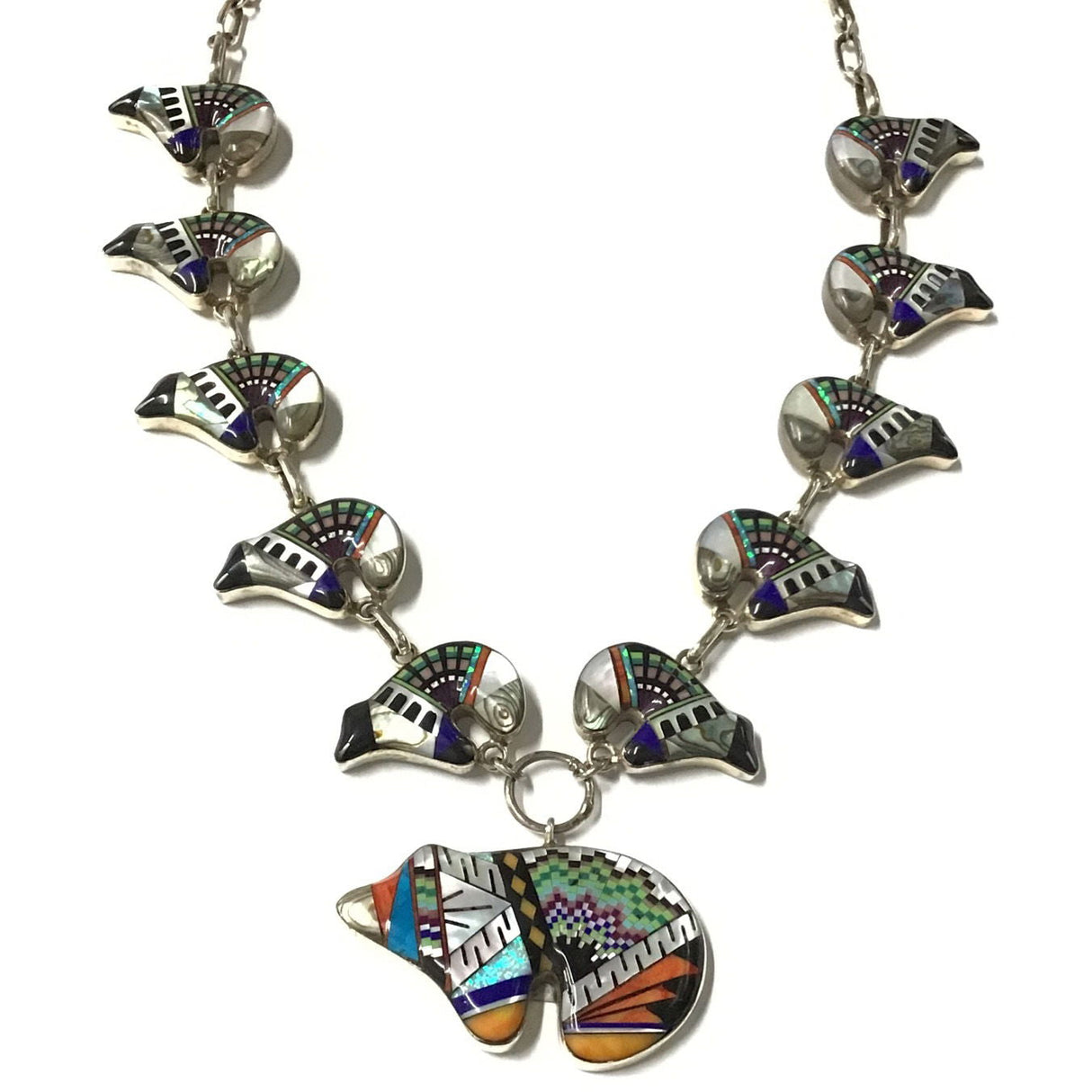 Collier Micro Incrusté Multicolore - 11 Ours Zuni Incrustés Avec Nacre Dominante Chaîne Rolo en Argent