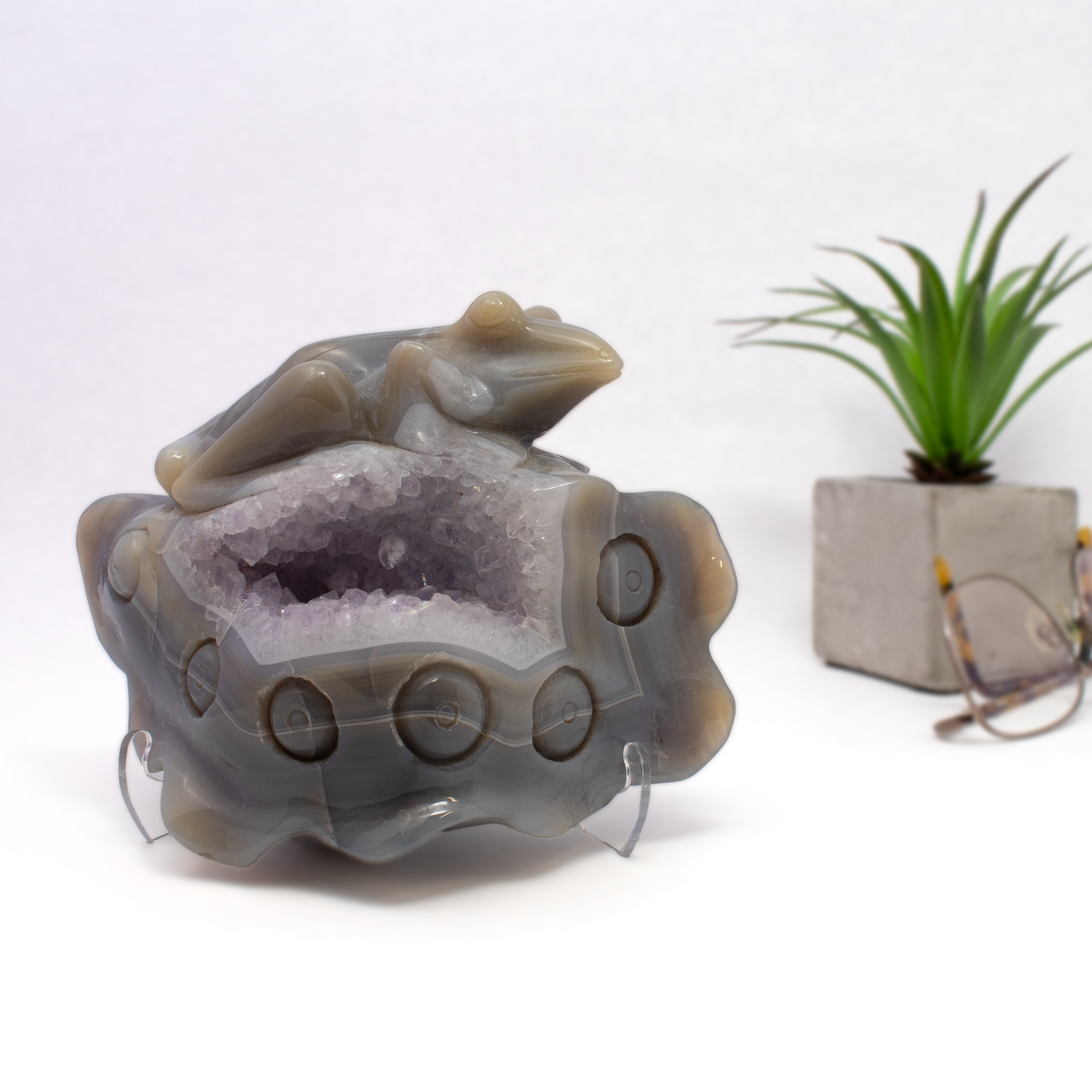 View of Agate Geode Frog Carving On A Boulder - Scalloped Edges And Rose Defrance