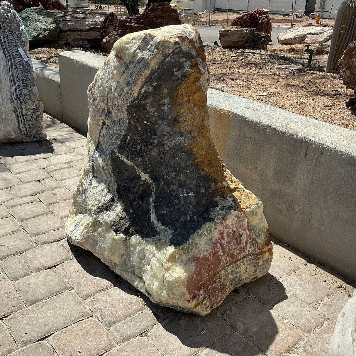 Fontaine en onyx vert Talan - Bloc de pierre à forme montagneuse