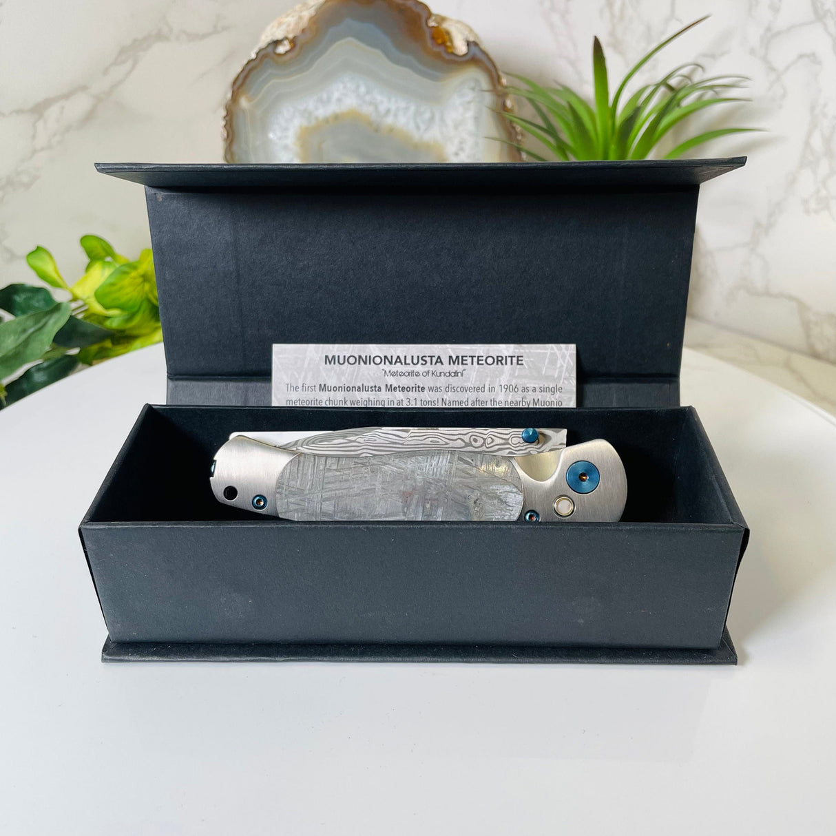 Munionalusta Meteorite Knife with Damascus Steel Blade and Blue Accents - Large