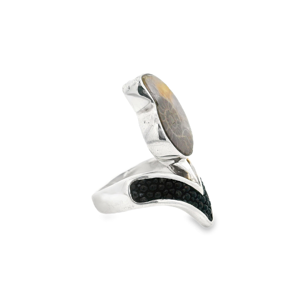 Bague fossile d'ammonite avec flèche en peau de raie avec lunette en argent taille 7