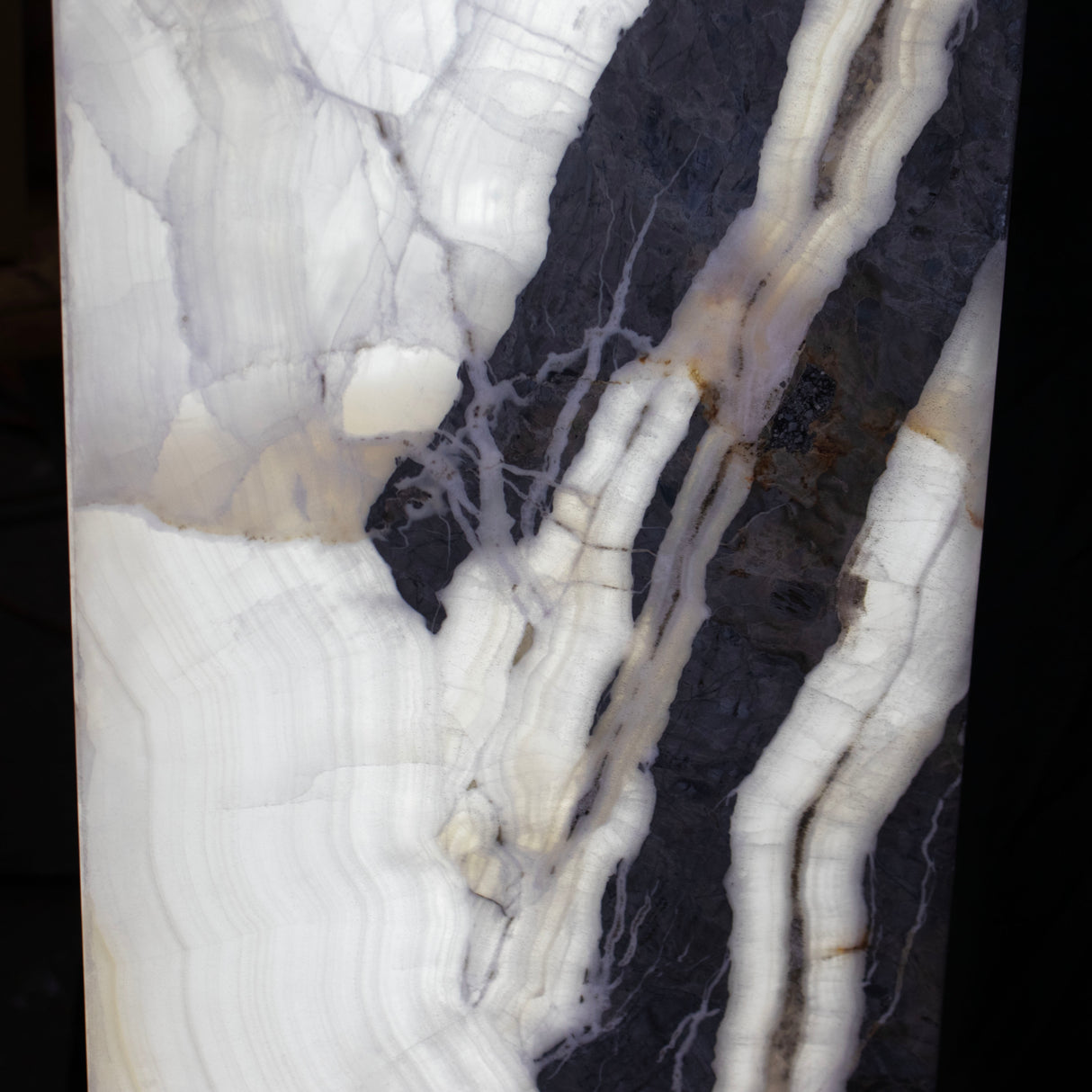 Cristalino Gray Arrowhead Onyx Pedestal Luminary 67"