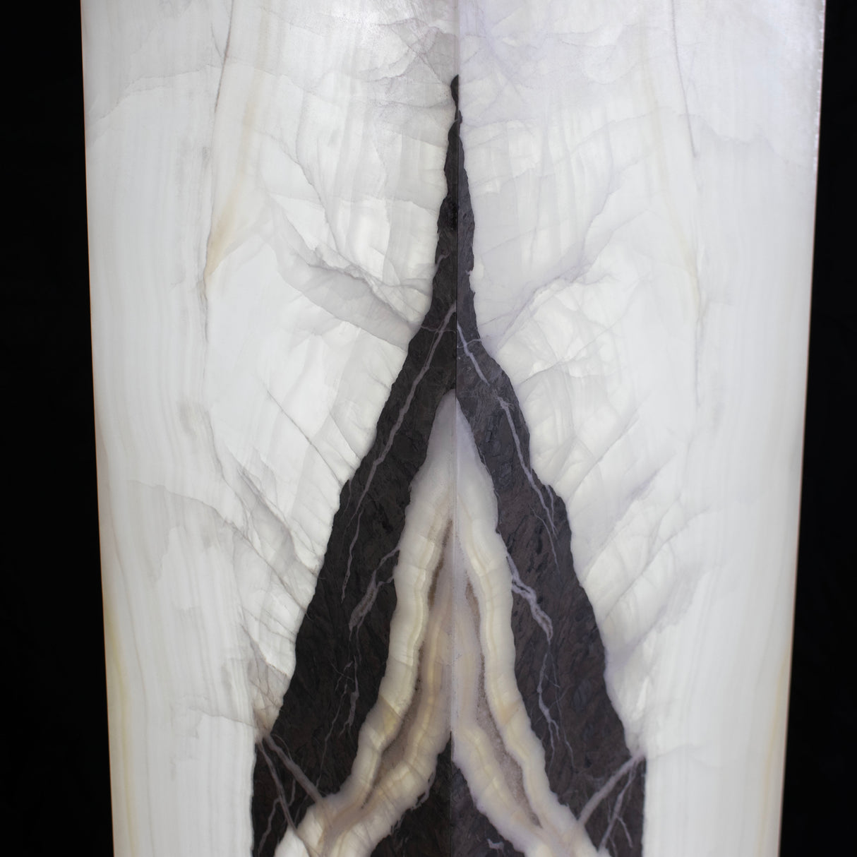 Cristalino Gray Arrowhead Onyx Pedestal Luminary 61"