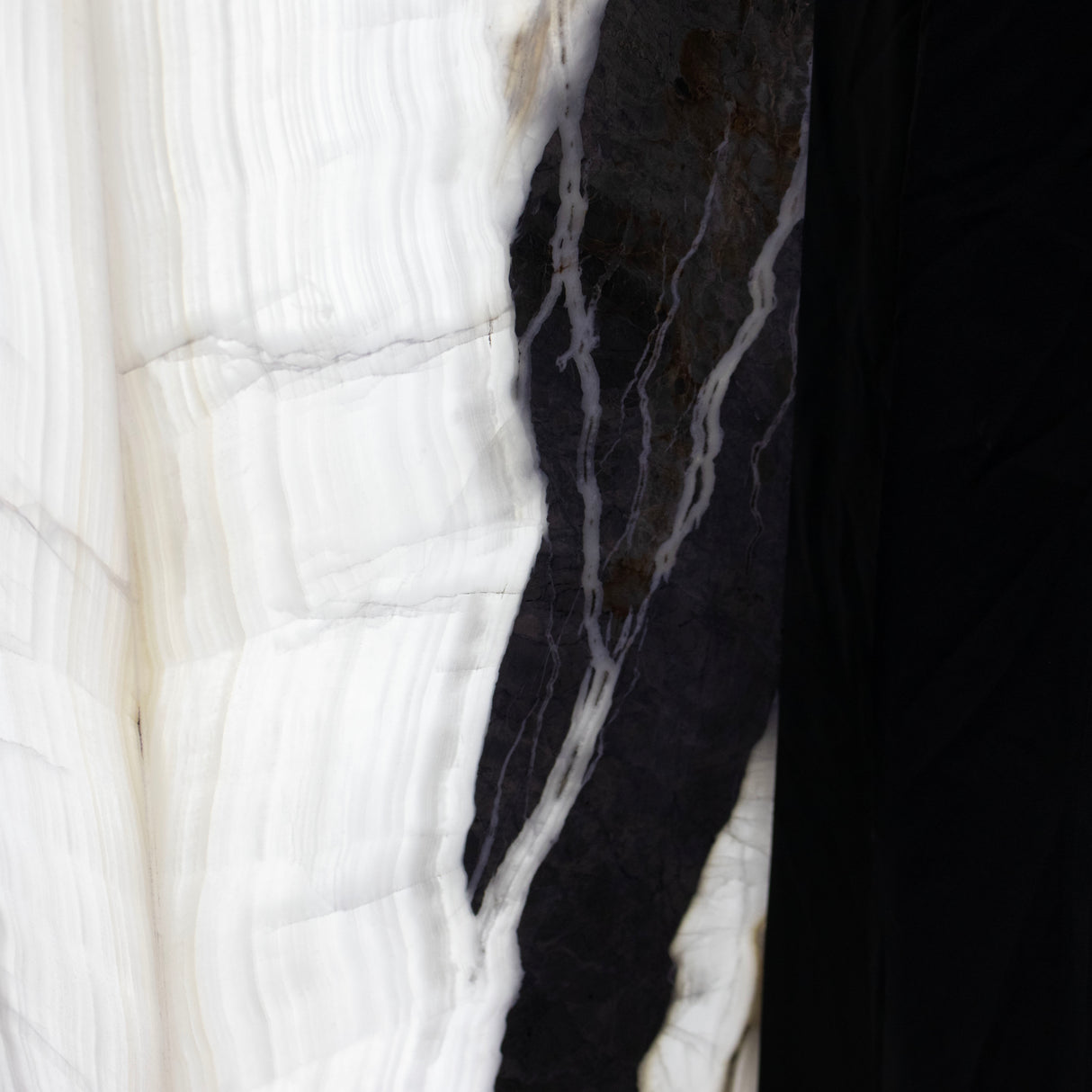 Cristalino Gray Arrowhead Onyx Pedestal Luminary 61"