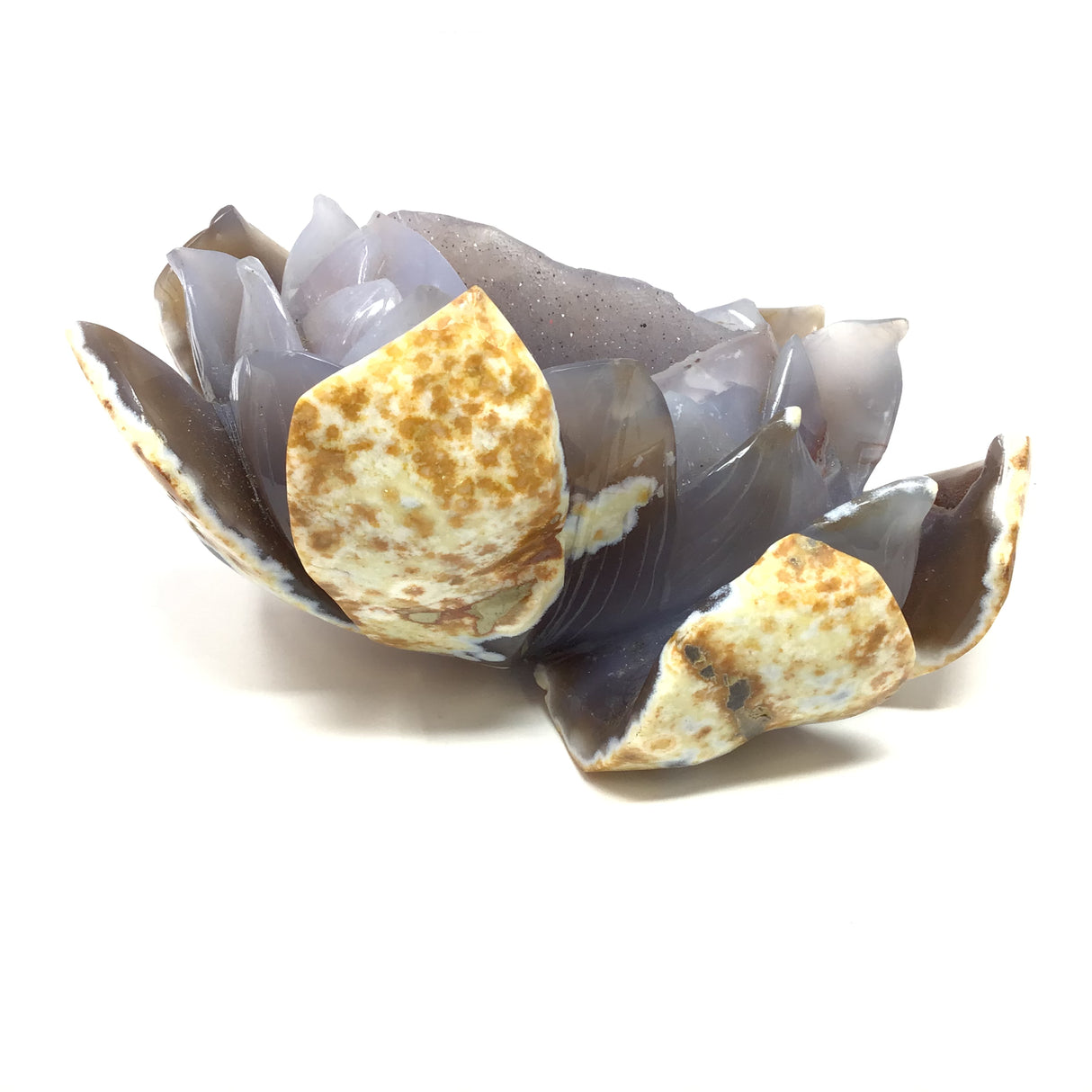Sculpture de fleur de lotus en agate druse avec extérieur aux nuances orange et pêche