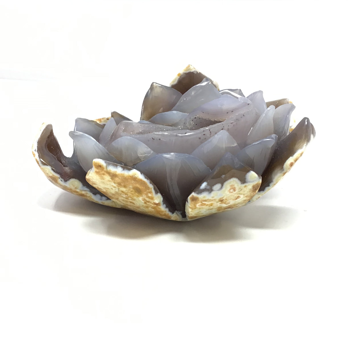 Sculpture de fleur de lotus en agate druse avec extérieur aux nuances orange et pêche