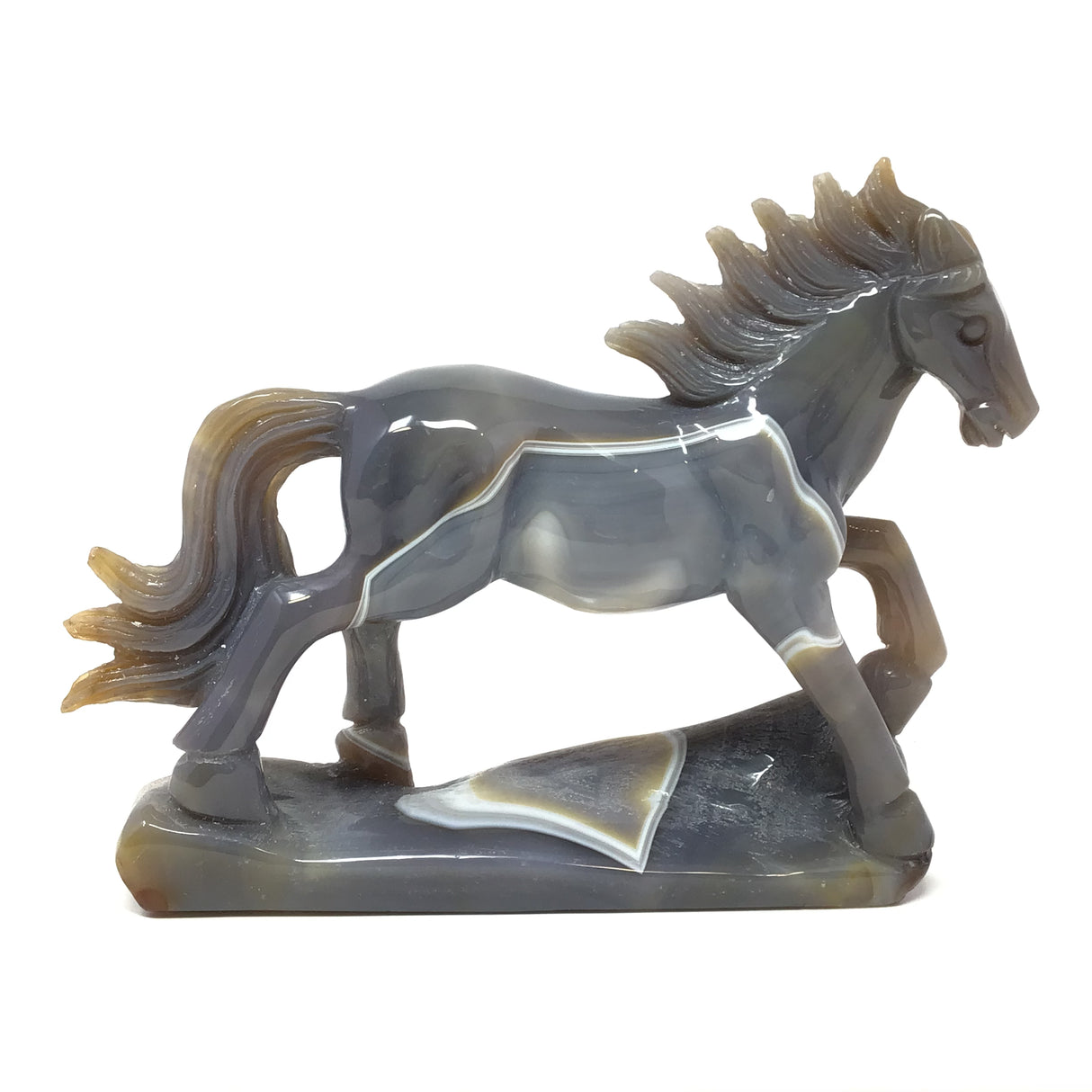 Sculpture de cheval en agate avec des bandes fortifiées en position de trot