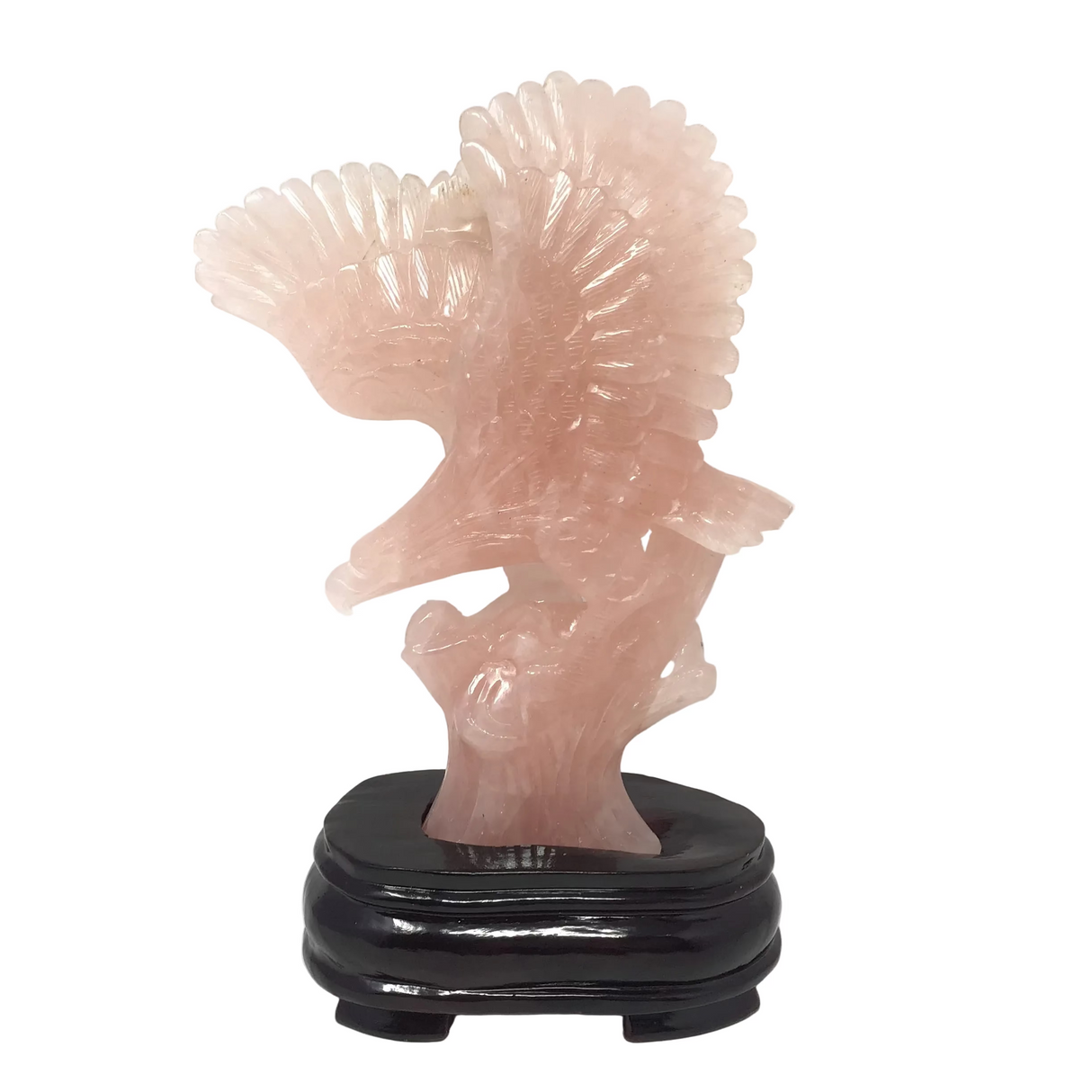Sculpture d'aigle en quartz rose atterrissant sur une souche d'arbre, fixée sur un socle en bois