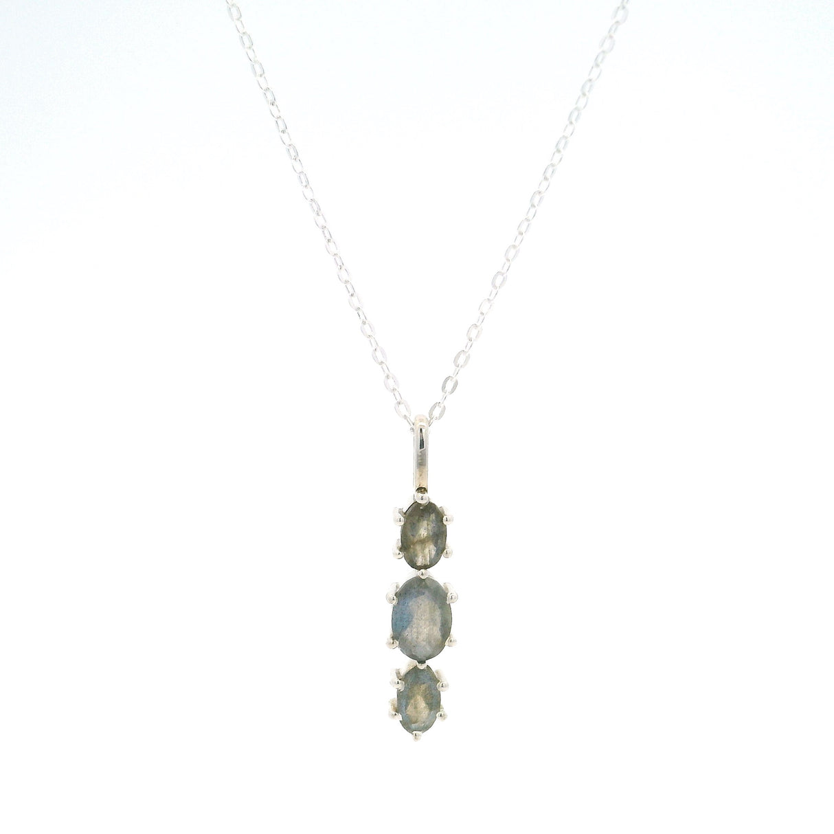 Collier grenat facetté - 3 ovales facettés sertis sur argent sterling 925 avec chaîne de 45 cm