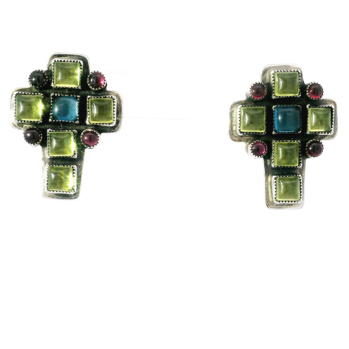 Clous d'oreilles en péridot avec cabochons carrés, centre en cabochon carré de tourmaline rose et cabochons ronds de topaze bleue avec bordure simple en argent.