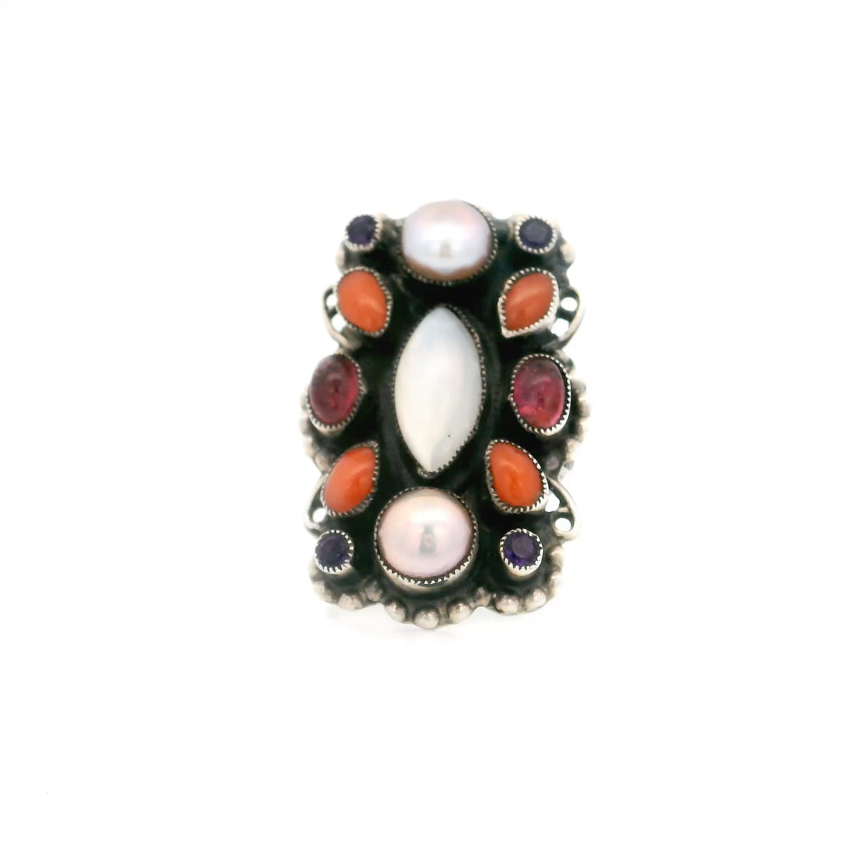 Bague multi-pierres précieuses avec cabochon central ovale pointu en pierre de lune, bord festonné perlé en argent et bande estampée de fleurs et de vignes T7