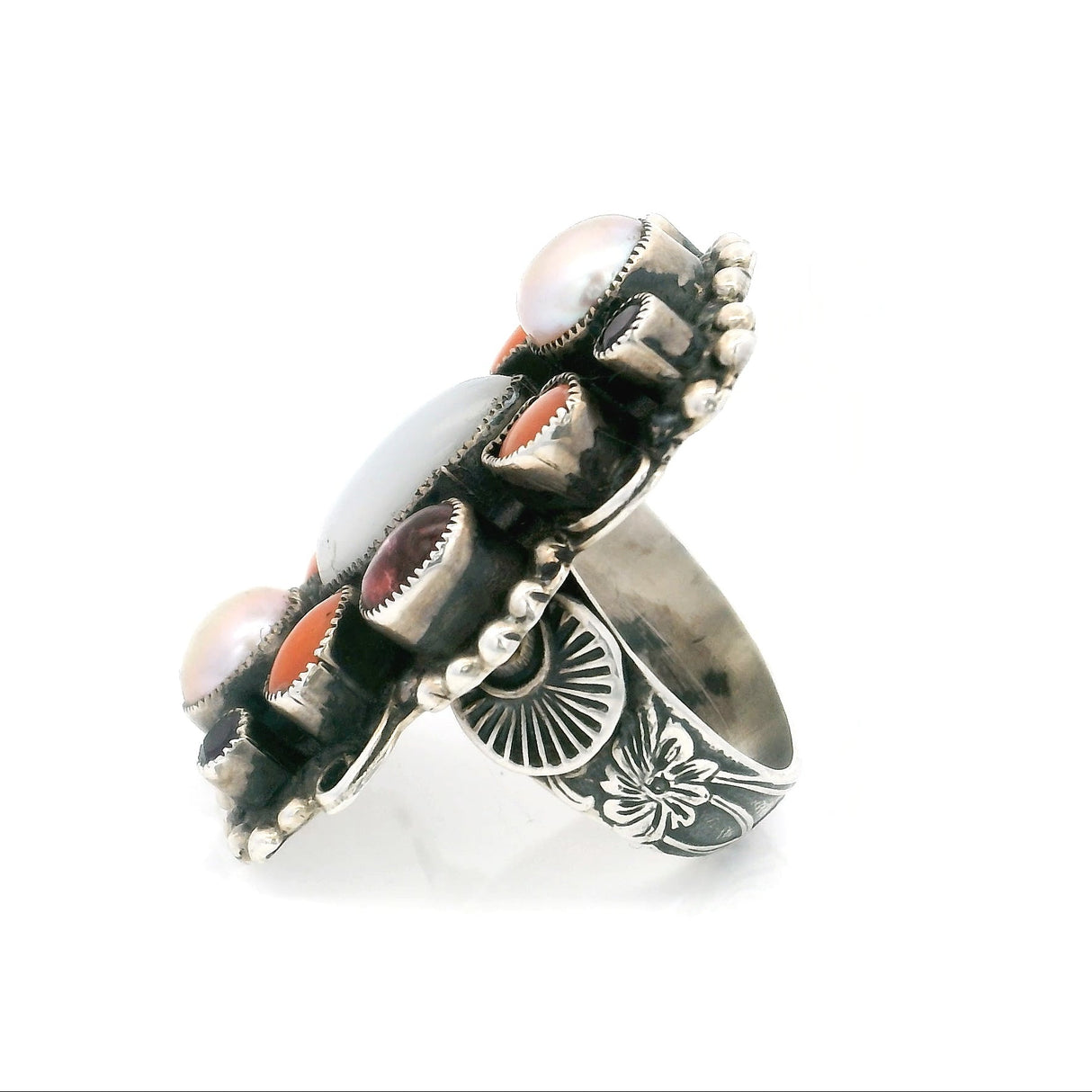 Bague multi-pierres précieuses avec cabochon central ovale pointu en pierre de lune, bord festonné perlé en argent et bande estampée de fleurs et de vignes T7