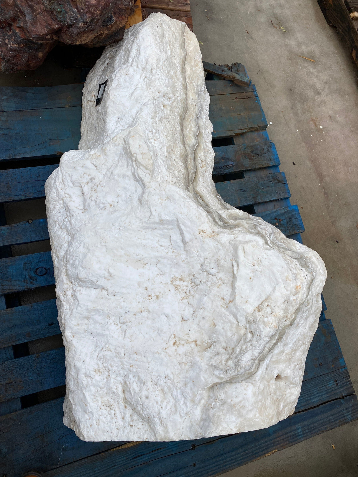 Nube Onyx Freefrom Fountain With 1 Cut Side