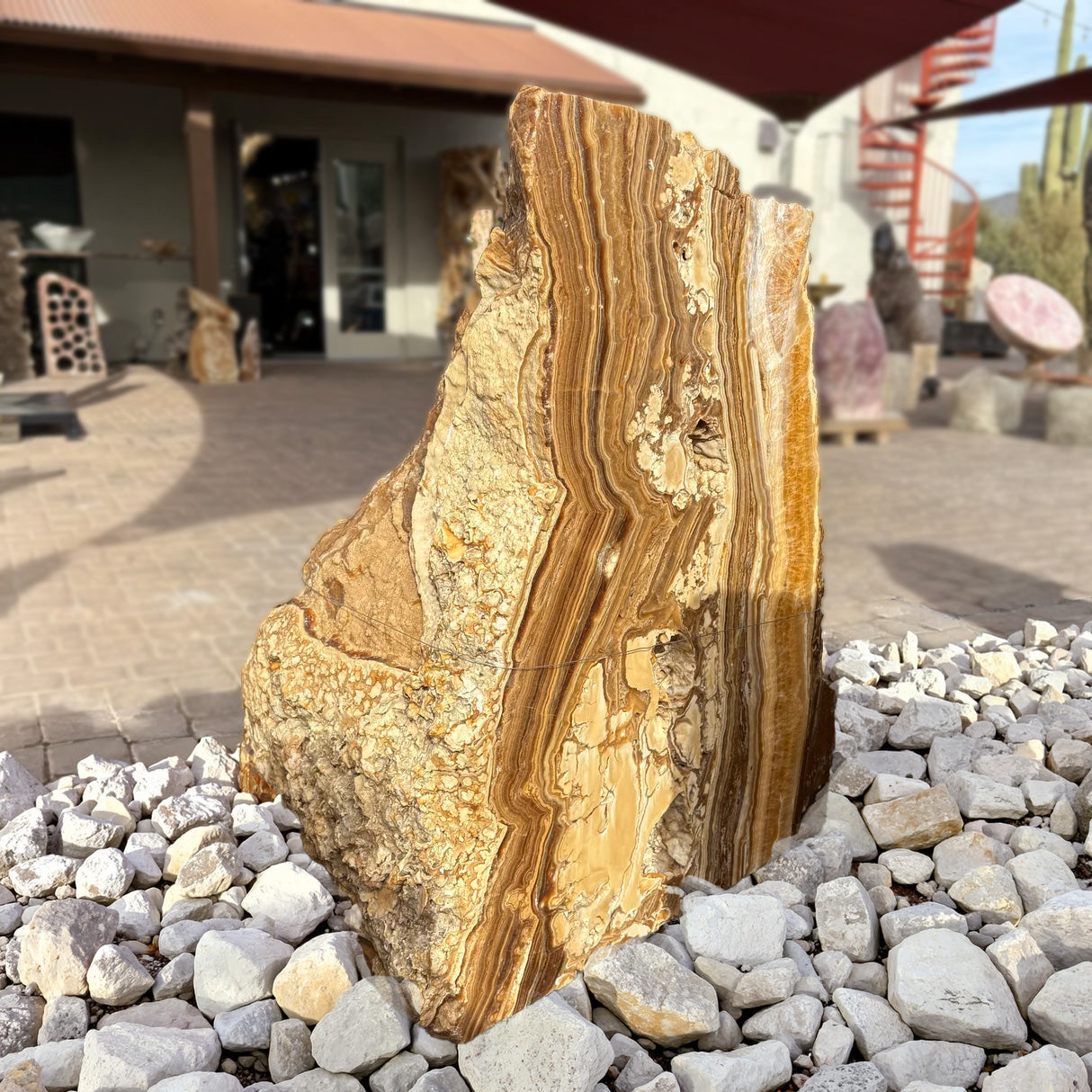 Fontaine en onyx chocolat modèle Boulder - Côté simple taillé