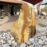 Fontaine en onyx chocolat modèle Boulder - Côté simple taillé
