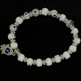 Bracelet en perles œil de Fatima blanc avec breloque Hamsa