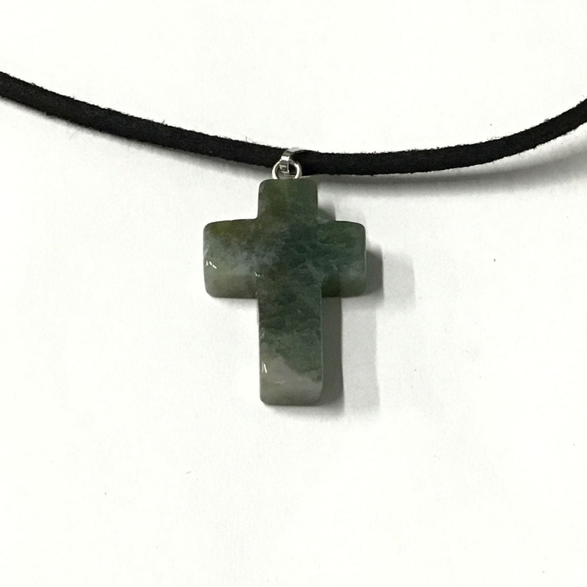 Pendentif croix en agate mousse sur cordon