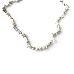 Howlite chip necklace, 36-inch strand of white gray-veined tumbled stone chips