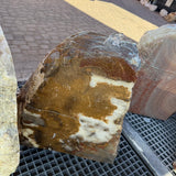 Fontaine en onyx marbre avec côté taillé
