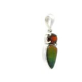 Pendentif Ammolite - Forme libre avec grenat ovale facetté serti griffes et topaze blanche ronde facettée - Dégradé arc-en-ciel parfait