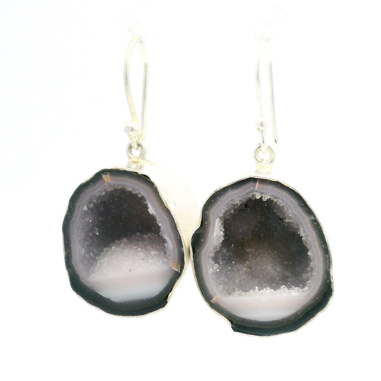 Boucles d'oreilles pendantes géodes - Taille moyenne serties dans un chaton en argent foncé