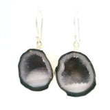 Boucles d'oreilles pendantes géodes - Taille moyenne serties dans un chaton en argent foncé