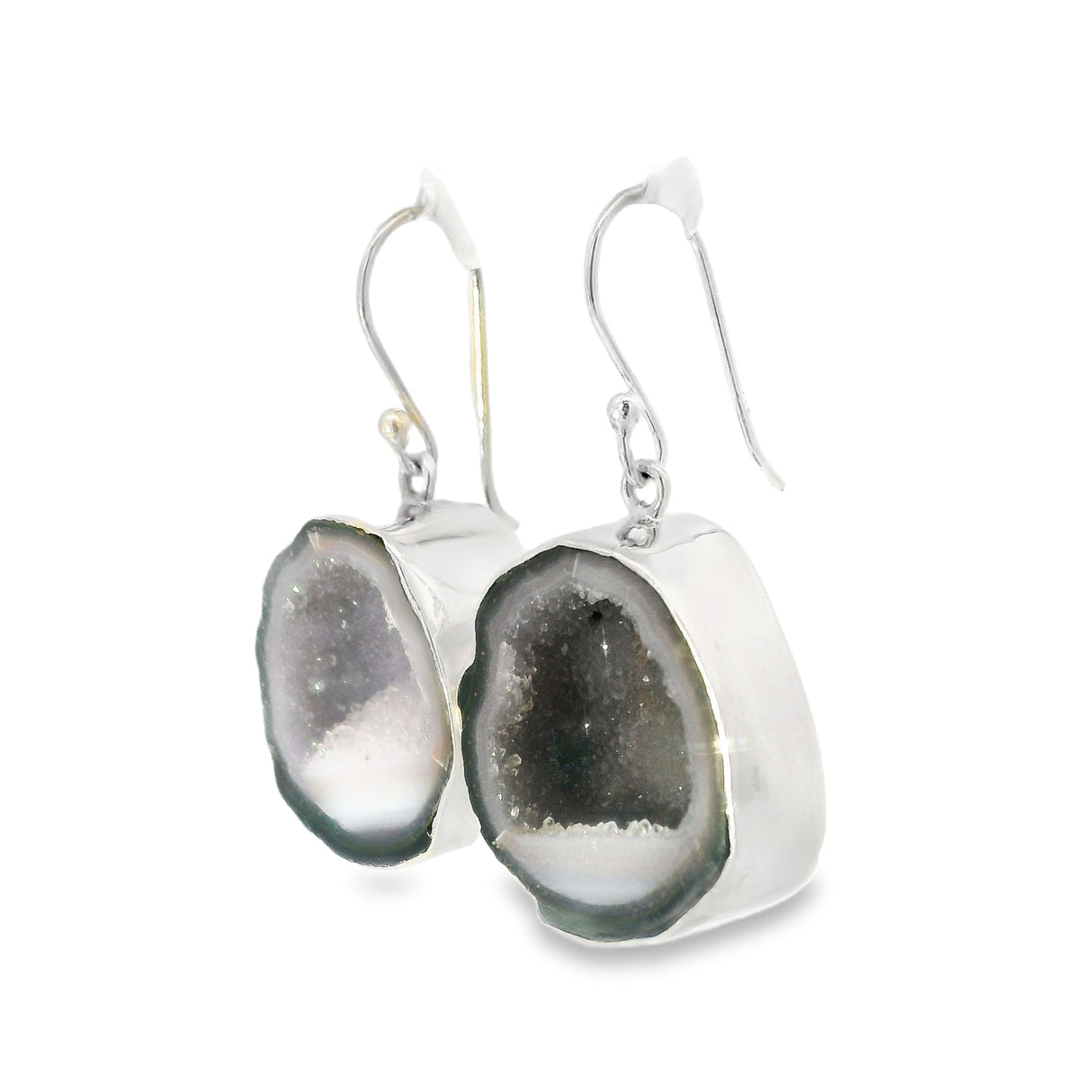 Boucles d'oreilles pendantes géodes - Taille moyenne serties dans un chaton en argent foncé