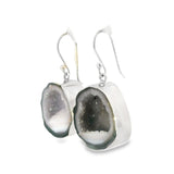 Boucles d'oreilles pendantes géodes - Taille moyenne serties dans un chaton en argent foncé
