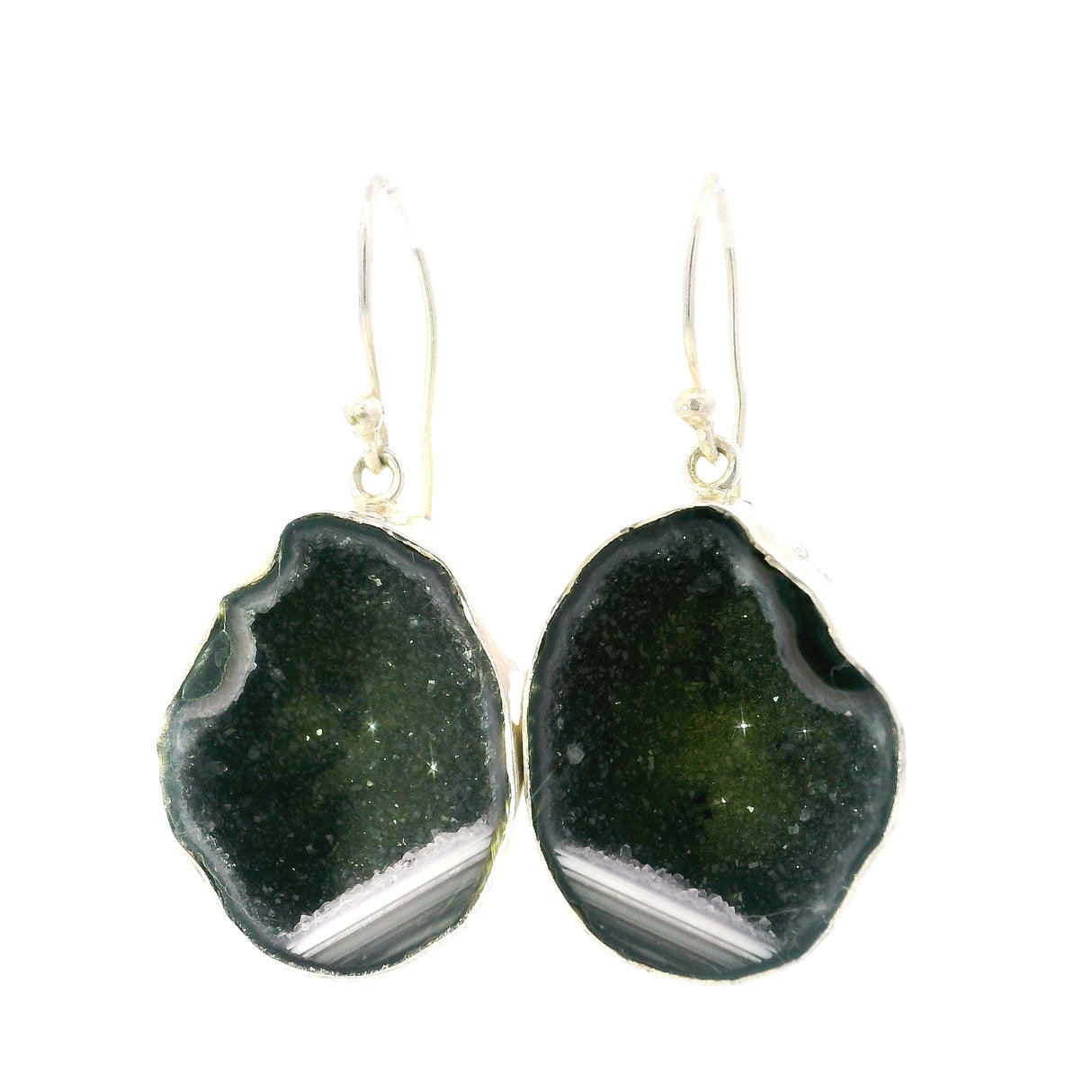 Boucles d'oreilles pendantes géodes - Taille moyenne serties dans un chaton en argent foncé