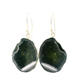 Boucles d'oreilles pendantes géodes - Taille moyenne serties dans un chaton en argent foncé