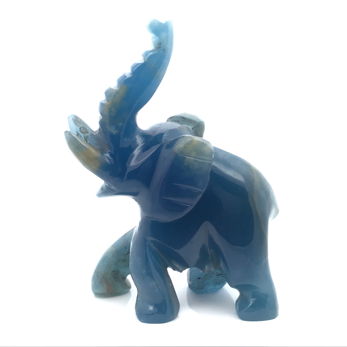 Sculpture d'éléphant en calcite bleue avec trompe levée