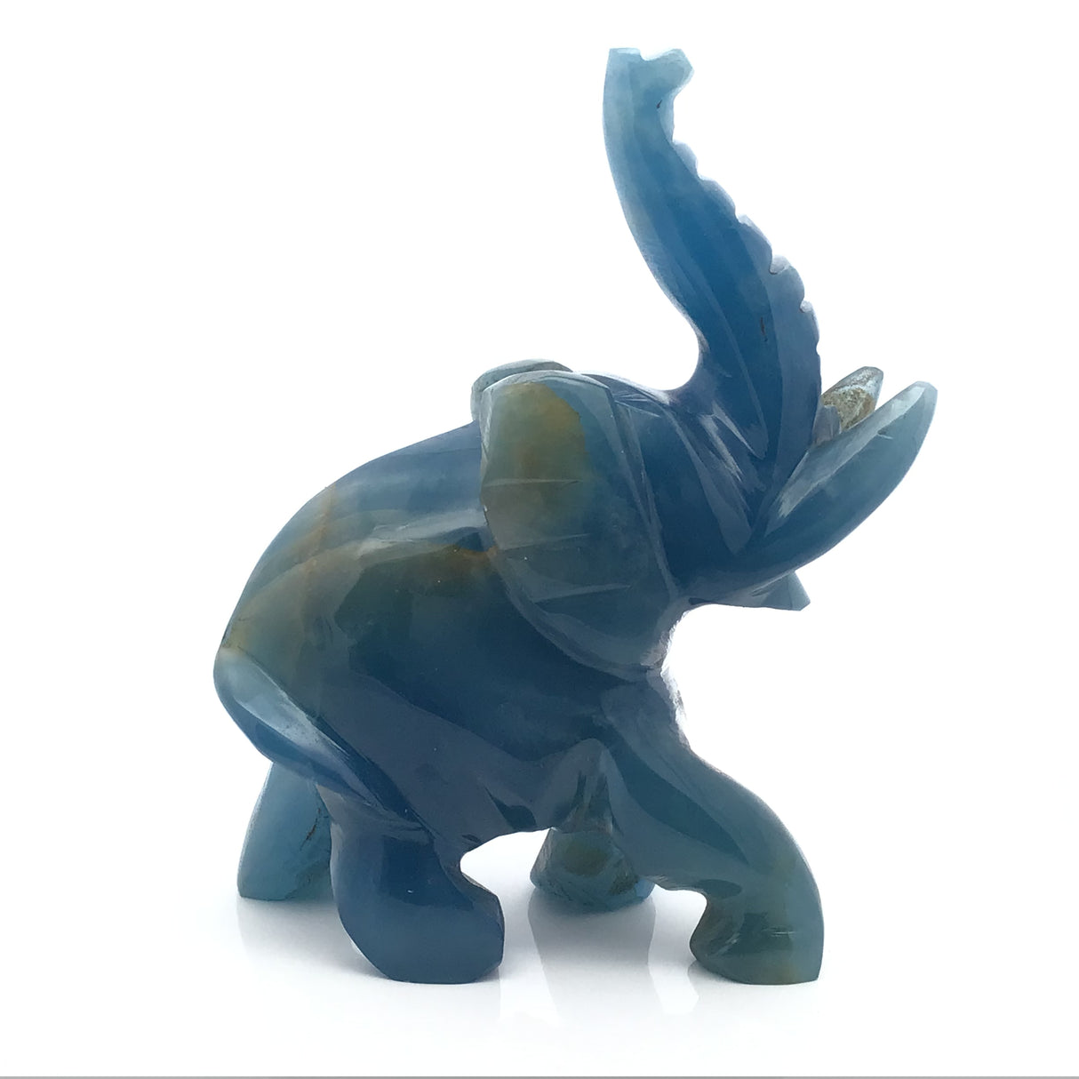 Sculpture d'éléphant en calcite bleue avec trompe levée