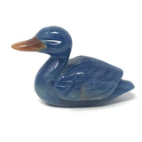 Canard colvert sculpté en calcite bleue avec bec en cornaline