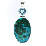 Pendentif ovale envoûtant en chrysocolle malachite sur charnière avec topaze bleue facettée