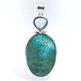 Pendentif ovale envoûtant en chrysocolle malachite sur charnière avec topaze bleue facettée