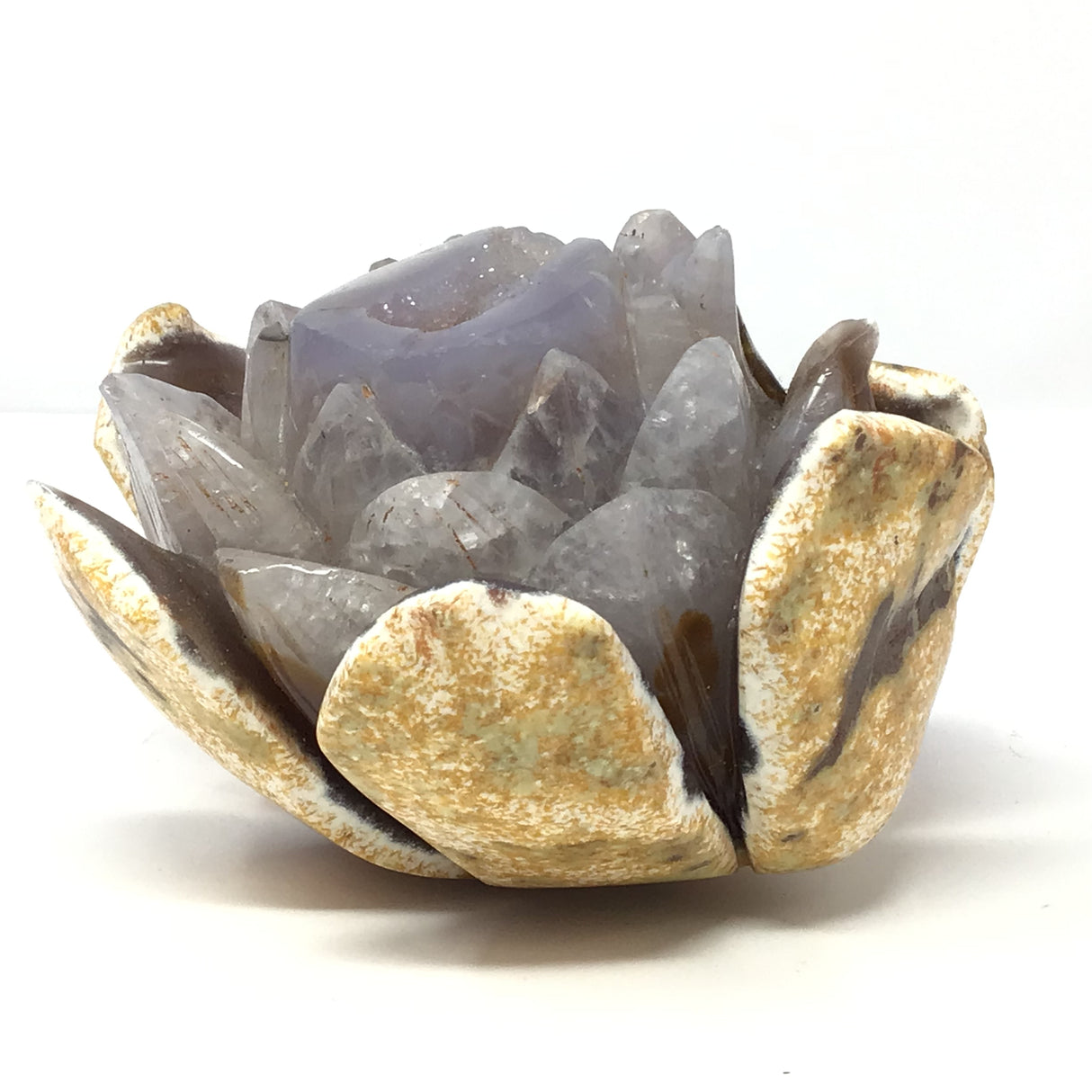 Sculpture de fleur de lotus en agate druse avec extérieur aux nuances orange et pêche
