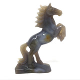 Sculpture de cheval en agate cabrée aux douces nuances grises