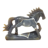 Sculpture de cheval en agate avec des bandes fortifiées en position de trot
