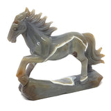 Sculpture de cheval en agate avec des bandes fortifiées en position de trot