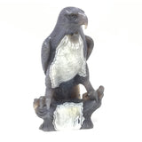 Sculpture d'aigle en agate avec excellent placement perché sur un arbre