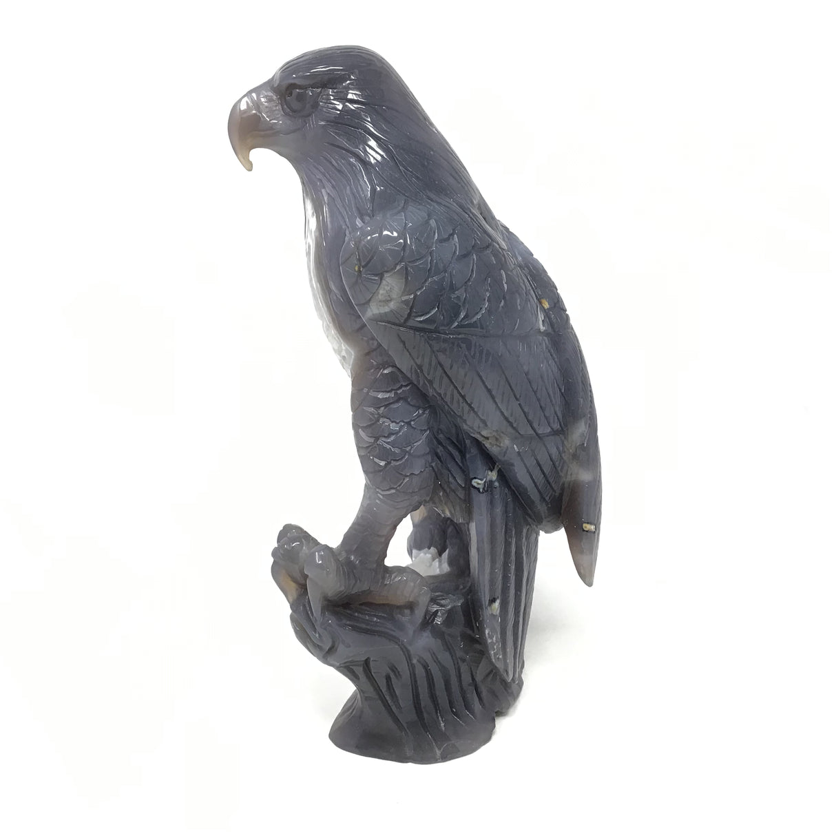 Sculpture d'aigle en agate avec excellent placement perché sur un arbre