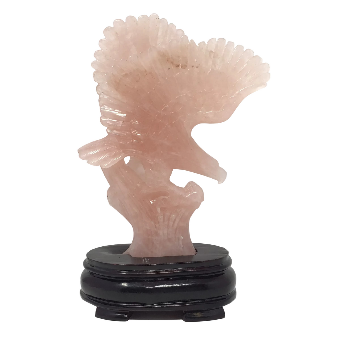 Sculpture d'aigle en quartz rose atterrissant sur une souche d'arbre, fixée sur un socle en bois