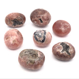 Billions d'orbes de rhodochrosite polie à la forme libre - petites