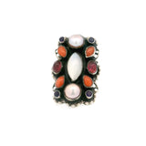 Bague multi-pierres précieuses avec cabochon central ovale pointu en pierre de lune, bord festonné perlé en argent et bande estampée de fleurs et de vignes T7