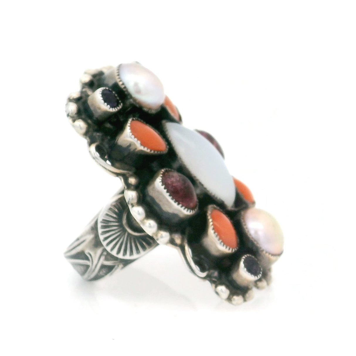 Bague multi-pierres précieuses avec cabochon central ovale pointu en pierre de lune, bord festonné perlé en argent et bande estampée de fleurs et de vignes T7