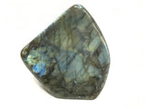 Labradorite forme libre polie avec base coupée de Madagascar