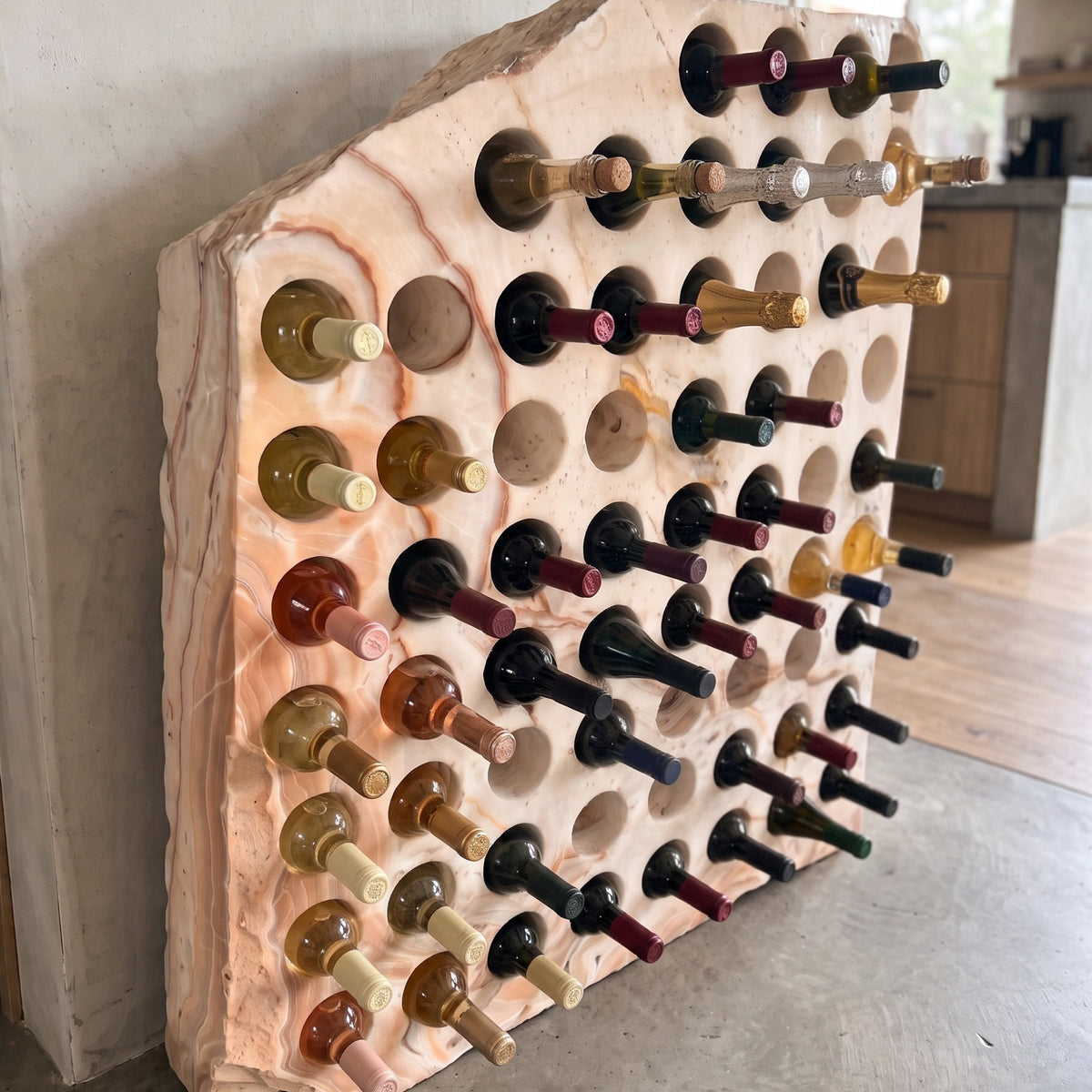 Casier à vin en onyx ambré mat – avec 58 alvéoles