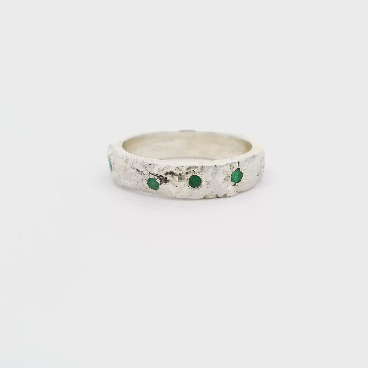 Faceted Emerald Ring with Hammered Band Bezel Set in 925 Sterling Silver sz8