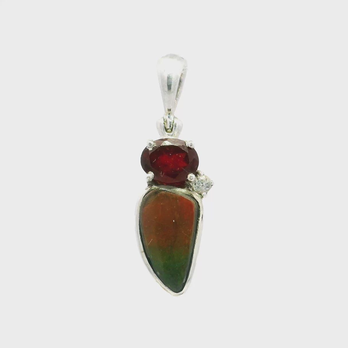 Pendentif Ammolite - Forme libre avec grenat ovale facetté serti griffes et topaze blanche ronde facettée - Dégradé arc-en-ciel parfait