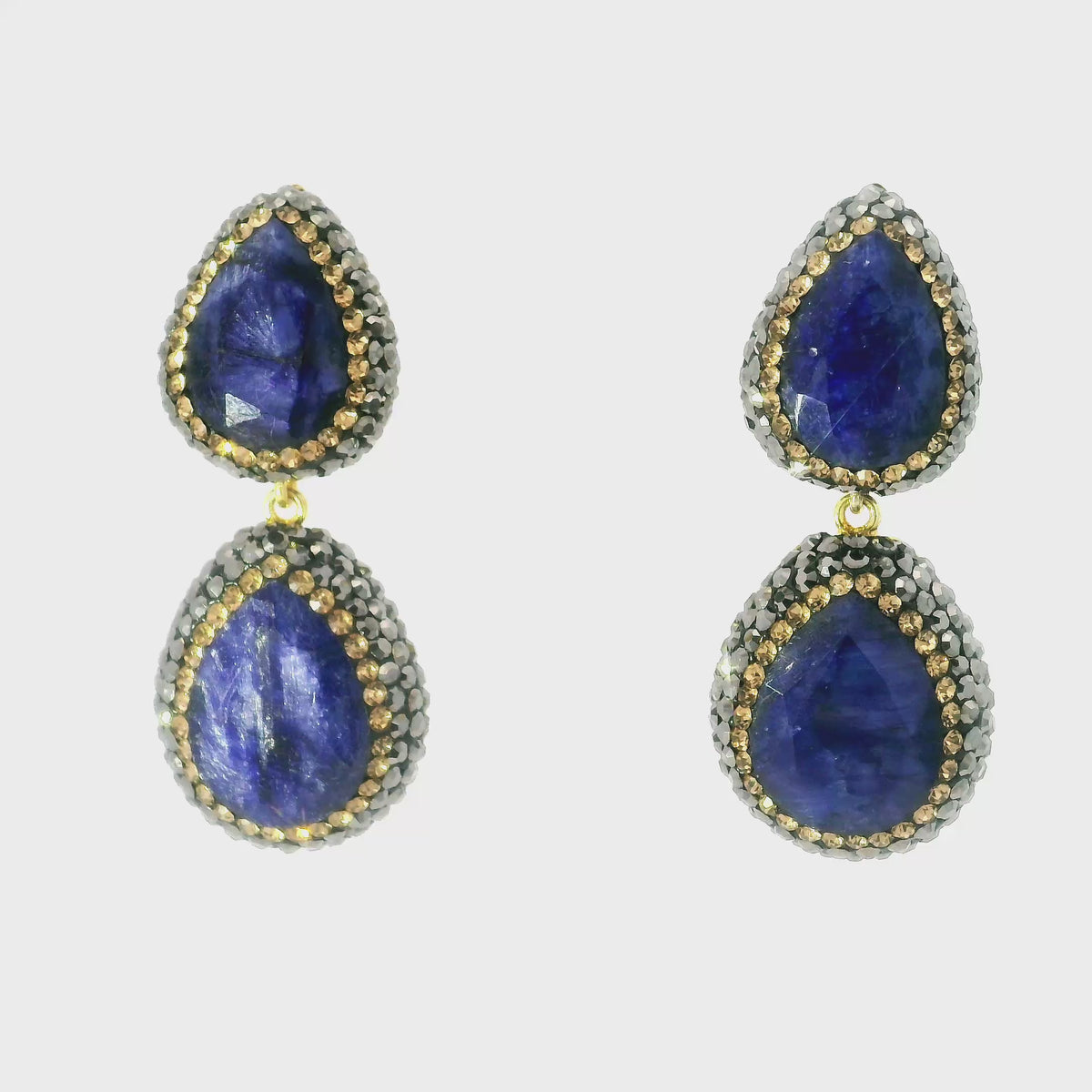 Boucles d'oreilles pendantes saphir bleu sur tige - 2 poires facettées avec marcassite et cristaux Swarovski dorés